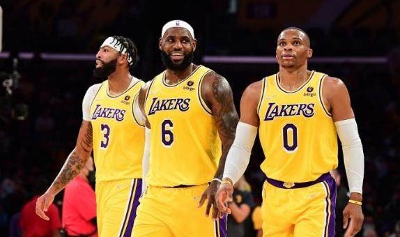 kaiyun正规平台-巨头合体磨合阵痛不可少 老詹：能解决问题是关键