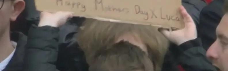 kaiyun安全登录-和母亲节冲突，小球迷举牌：抱歉妈妈，但我是首次现场看曼联