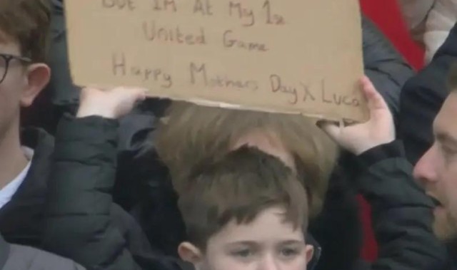 kaiyun安全登录-和母亲节冲突，小球迷举牌：抱歉妈妈，但我是首次现场看曼联