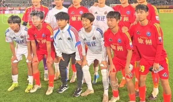 kaiyun正规平台-徐州vs宿迁赛后，江苏常晋球员合影，苗润东、张桐瑞交换球衣